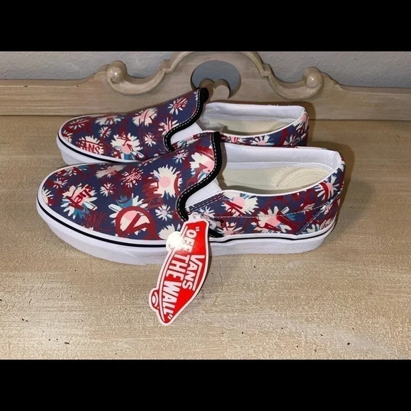 VANS Classic Slip On.
Vans Crew. Floral/Red - Picture 2 of 10